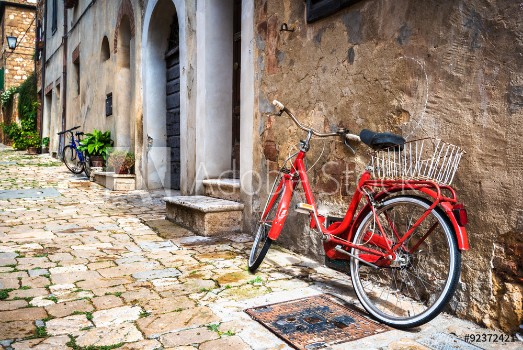 Bild på Abandoned bike on the Italian street in the old Tuscany